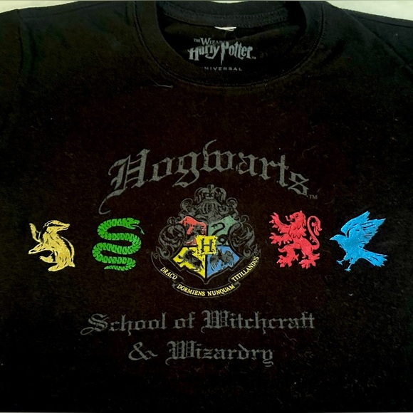 Hogwarts T-Shirt - Picture 1 of 6
